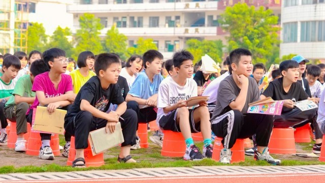 玉林市陆川县马坡镇初级中学北校区的学生们在操场上认真听讲铁路安全知识宣讲。李慕传摄