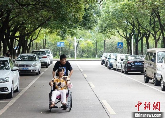 江西“90后”男孩带瘫痪母亲上学 ：我就是妈妈的双腿 