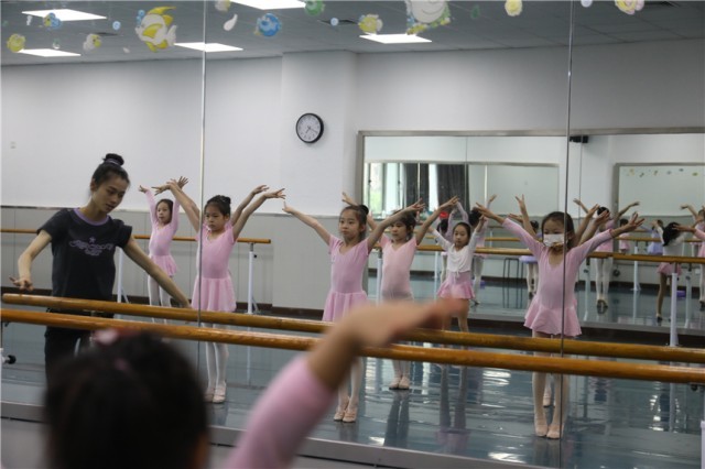 黄浦区青少年科技活动中心舞蹈团的孩子们伴着音乐翩翩起舞。