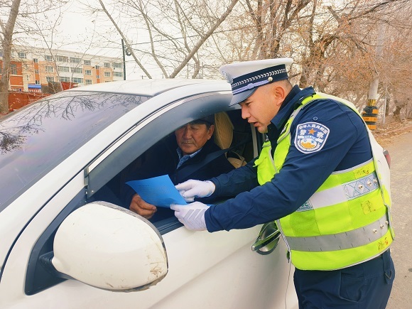 民警在路面执勤同时开展交通安全宣传.jpg