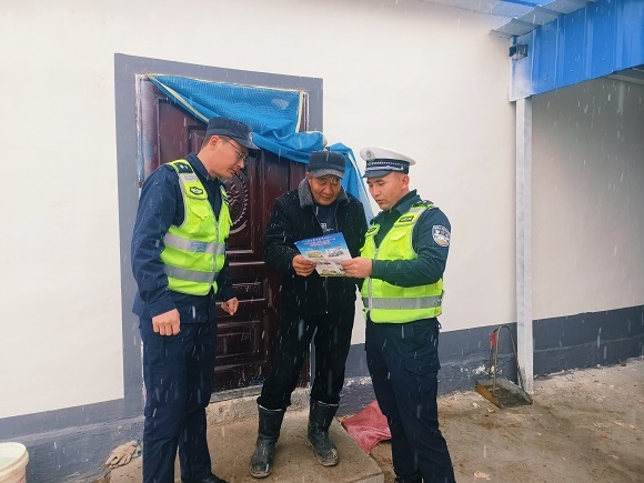 民警走村入户开展交通安全宣传.jpg