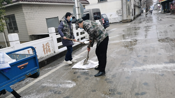 《9》牛塘镇龙城老兵突击队积极投身扫雪行动.png