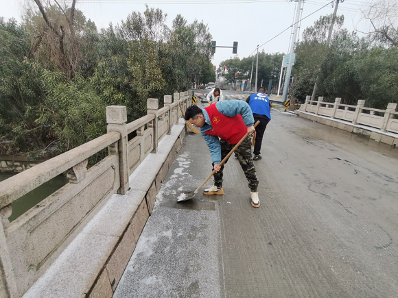 《11》洛阳镇各村退役军人服务站开展除冰扫雪工作，确保行人及车辆安全.png