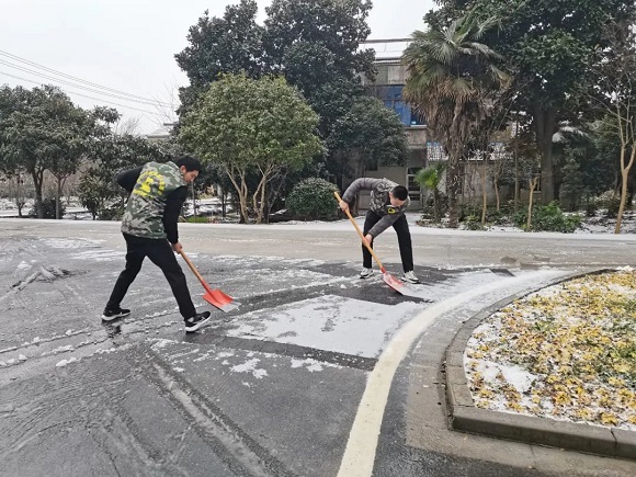 《12》嘉泽镇退役军人志愿者们清扫积雪.jpg