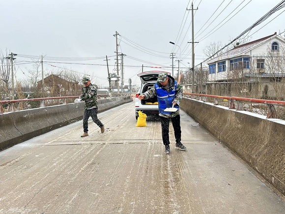 《13》嘉泽镇退役军人志愿者们撒盐除冰.png
