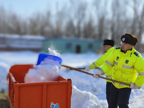 民警帮助孤寡老人清理积雪.jpg