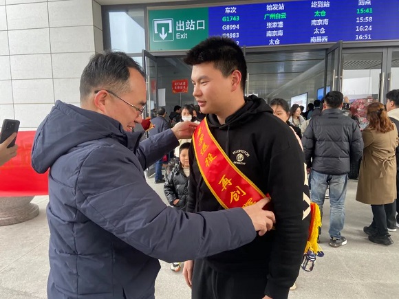 《3》工作人员和军属们第一时间为吕晨炀送上了鲜花，戴上绶带并合照留念.jpg
