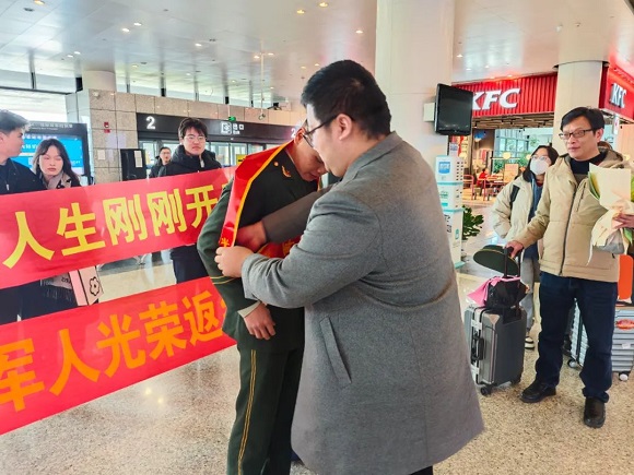 《4》武进区在奔牛机场接站现场迎接退役军人徐宇韬.jpg