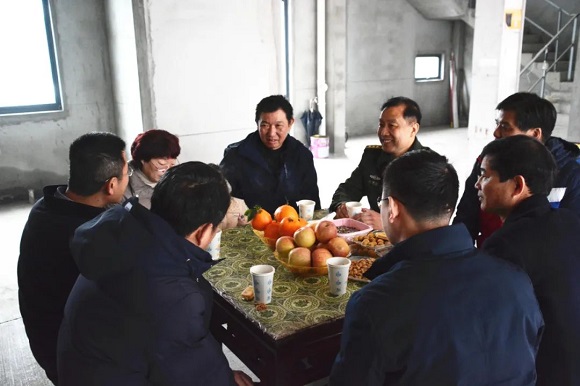 《8》武进区委常委、人武部政委王照江向军属表示热烈的祝贺.jpg