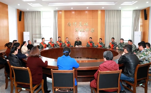 《13》朱军华代表镇党委、政府向入伍青年表示热烈祝贺.jpg