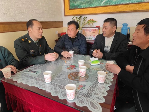《3》在新兵们家中袁小峰与新兵家属们进行亲切交谈，感谢他们为国家输送了优秀人才（1）.jpg