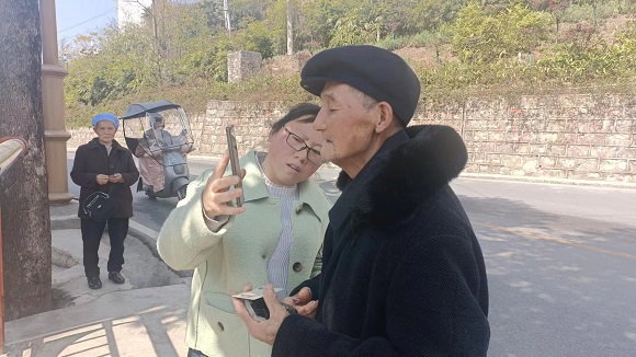 图为：  大关县社保中心阳昌梅、许美芬为高龄老人做养老保险待遇资格认证 (1).jpg