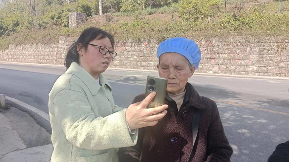 图为：  大关县社保中心阳昌梅、许美芬为高龄老人做养老保险待遇资格认证 (2).jpg