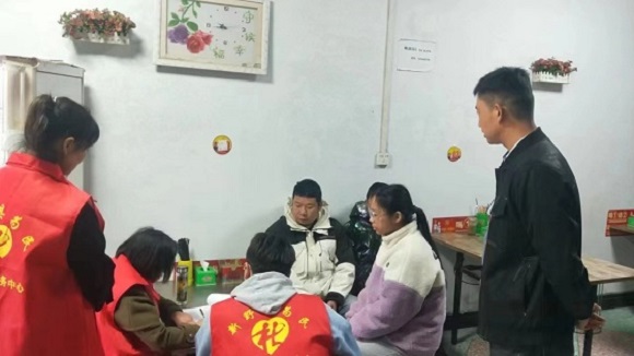为未成年人讲故事。崔国安摄.jpg
