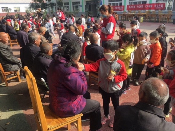 到敬老院开展活动。崔国安摄.jpg