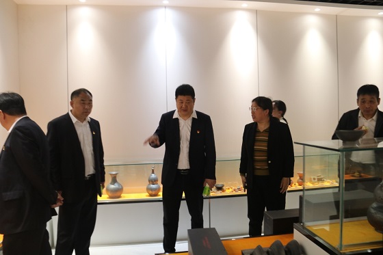 现场办公确定问题解决办法。崔国安摄.jpg