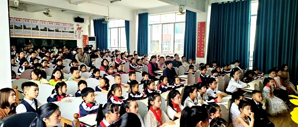 师生认真聆听2.jpg