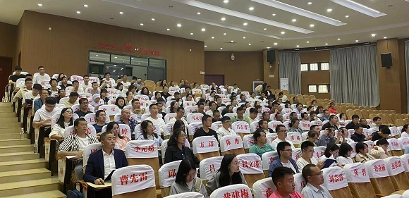 老师认真聆听2.jpg