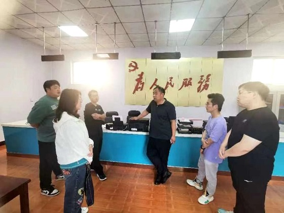 密切关系群众。崔国安摄.jpg
