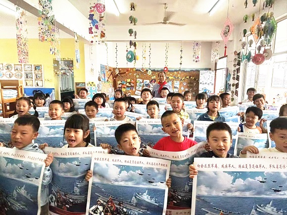 《6》华老师和44位小朋友手捧《常州市武进区拥军优属画张》合影.jpg