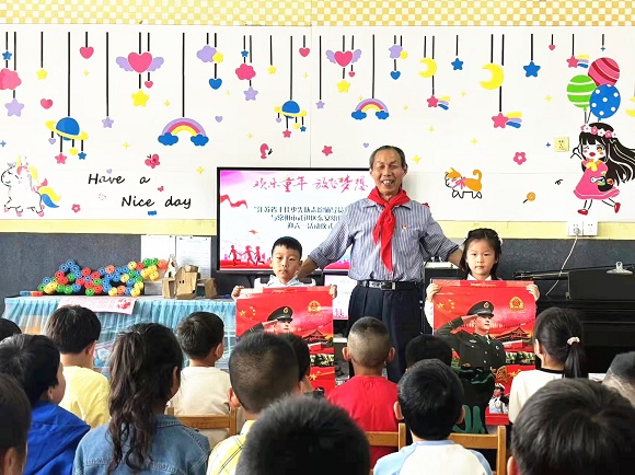 《9》华老师赠送《我们热爱解放军》和《一人参军全家光荣挂历（1）.jpg