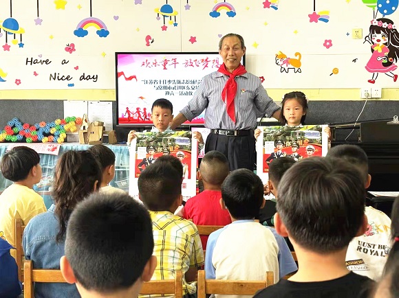 《10》华老师赠送《我们热爱解放军》和《一人参军全家光荣挂历（2）.jpg