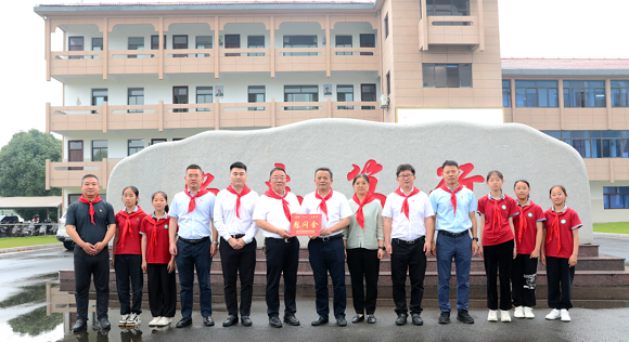 《1》江苏省常州市武进区湟里镇党委书记张军亮一行慰问“东安实验学校”.png