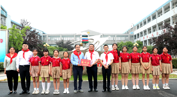 《2》江苏省常州市武进区湟里镇党委书记张军亮一行慰问“村前小学”.png