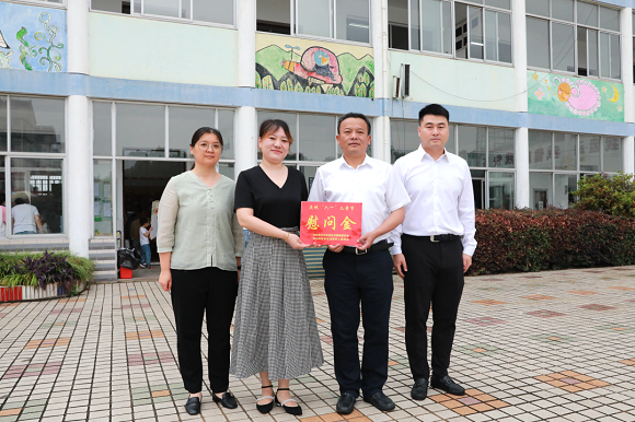 《4》江苏省常州市武进区湟里镇党委书记张军亮一行慰问“东安幼儿园”.png