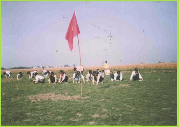 《13》“军属联谊会”还带领少先队员帮助军属家除草.jpg