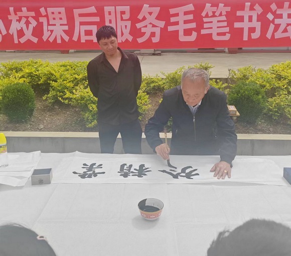 老校长展示2.jpg