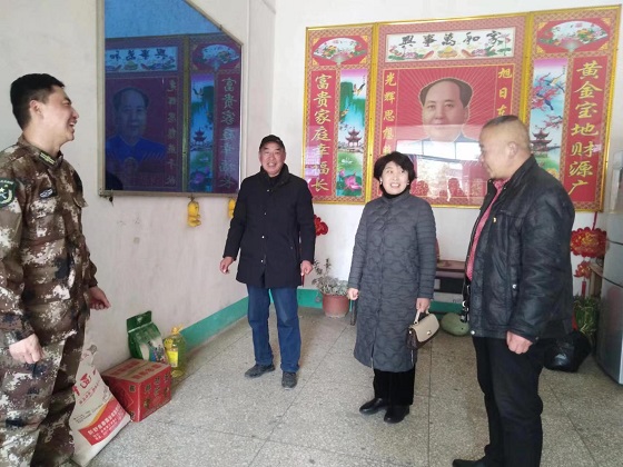 走访退役军人家庭.jpg