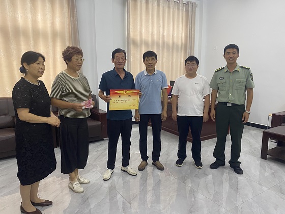 为优秀士兵送喜报.jpg