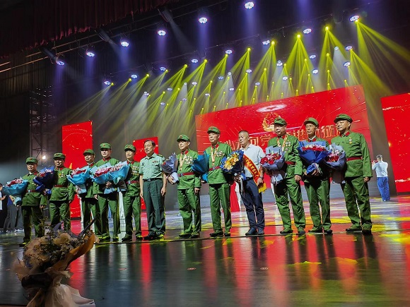《5》武进区委常委、人武部政委王照江、武进区老兵爱心协会副会长路亚军与功臣合影.jpg