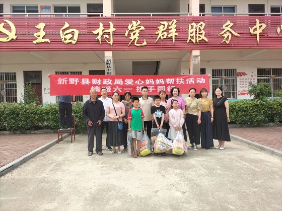 慰问留守困难儿童.jpg