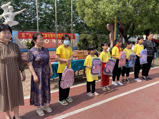 开展＂代理妈妈＂活动.jpg