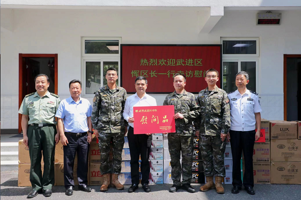 《2》区委副书记、区长恽淇丞和武进区委常委、人武政委王照江带队慰问驻地部队官兵.png
