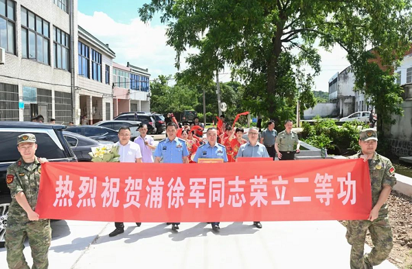 《3》区退役军人事务局、区人武部联合东部战区空军某部隆重举行二等功送喜报仪式.png