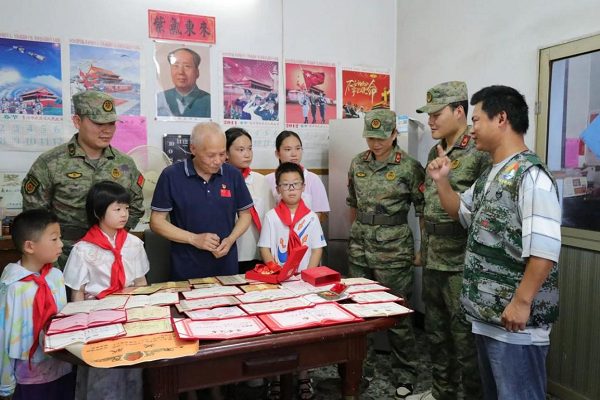 《7》老兵蒋南元为基干民兵和学生代表讲述军旅故事.png