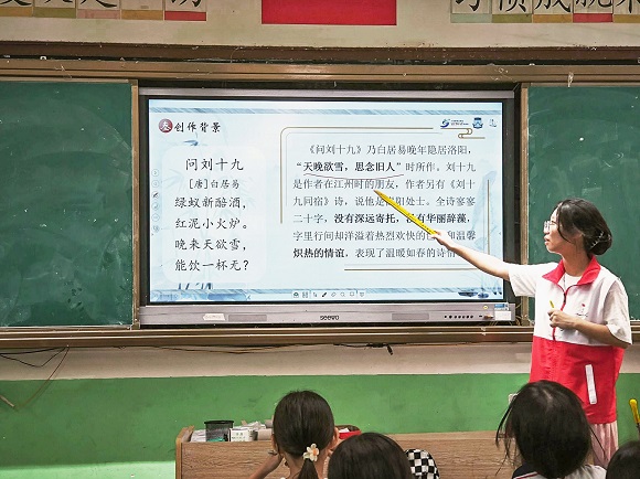 图为团队文教组成员李彩欣正在授课 李盈供图.jpg