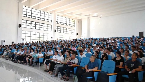 教师认真聆听2.jpg
