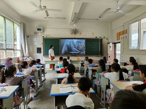 收看抗日片4.jpg