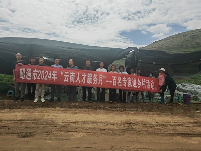 9月27日专家团成员与西葫芦种植基地农户合影留恋.jpg