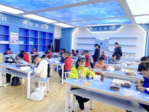 四驱车比赛现场2.JPG