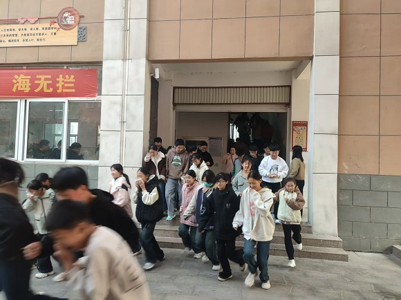 烈火中的冷静应对——河南省方城县第二初级中学举行消防应急演练 