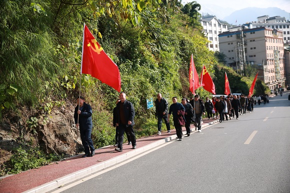走向敬老院2.JPG