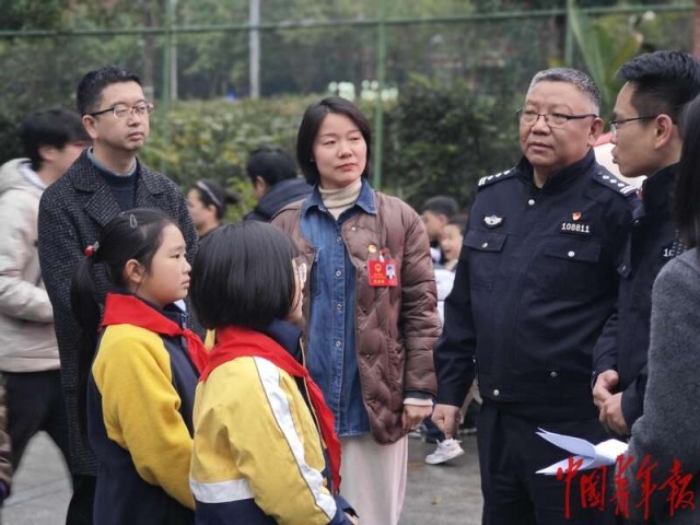 重庆北碚“红领巾小建议” 少先队员与人大代表携手解难题 