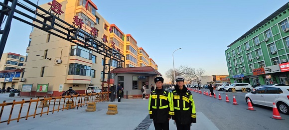 河北省青县公安局民警们寒风中为百姓守护回家畅通的路 