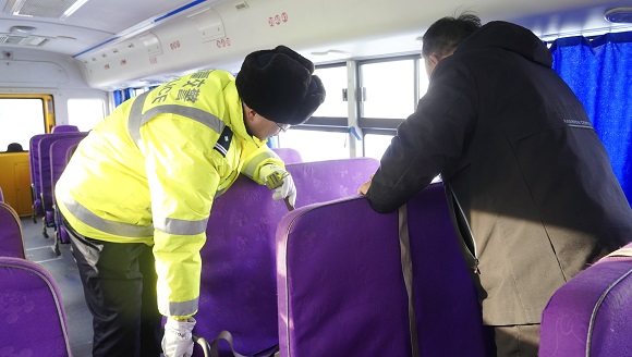 护航开学季 哈巴河交警校车安全“体检”迎开学 