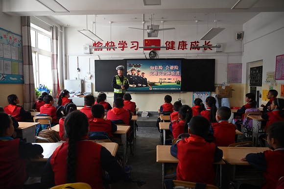 4月14日，轮台县公安局交警大队民警为轮台县第二小学学生上“知危险 会避险”警示教育课。姚才祖摄.JPG